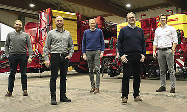 Jacob Bussmann und Heiner Steinbrink (beide SeedForward) sowie Dr. Michael Tönnies, Meik Engelhardt und Christoph Grimme freuen sich auf die neue Partnerschaft (v. l.).