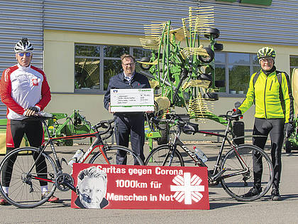 Ludger Abeln (li.) und Caritasdirektor Franz Loth (r.) legten mit der Charity Radtour einen Zwischenstopp in Spelle ein, wo sie Bernard Krone (Mitte) begrüßte.