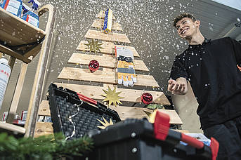 10: Das Deko-Element lässt sich zum Beispiel mit Lichterketten und Weihnachtsbaumkugeln weihnachtlich gestalten. Künstlicher Schnee sorgt für das gewisse Etwas. Nach den Feiertagen ist auch eine winterliche Dekoration möglich. So erfreuen Sie Ihre Kunden lange mit einer liebevollen Produktpräsentation.