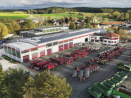 23.000 Quadratmeter Grundfläche, 800 Quadratmeter Showroom und 1.300 Quadratmeter Werkstatt mit 17 Arbeitsplätzen, der neue Ostermayr Standort in Rohr in Niederbayern.