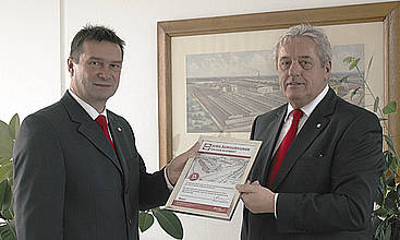 Reinhard Brunner (links) überreicht Volker Kleinert eine Urkunde.