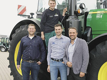 Junges Team bei der Robert Aebi Landtechnik GmbH (v. l.): Tobias Lützen, Lukas Scheid und Max Wilbert mit ihrem Chef Tobias Keppler.

