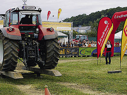 Beim Geotrac-Supercup kommt es auf den sicheren und geschickten Umgang mit dem Traktor an.
