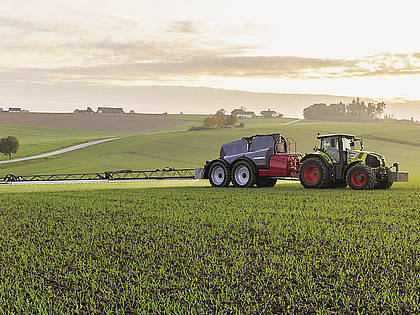 Traktoren mit Fahrerkabine bieten grundsätzlich einen guten Schutz vor Pflanzenschutzmitteln.