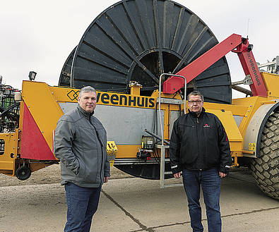 Marco Bräunlich (l.), Vorstand der Koberland eG Niederalbertsdorf, und Bernd Gerstner, Geschäftsführer des Dienstleisters Nates, entschieden sich vor drei Jahren für das Schlauchzufuhrsystem „Rotomax“ vom Hersteller Veenhuis.