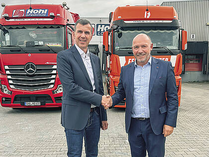 Marc Huber, Geschäftsführer der Hohl Spedition GmbH sowie der Hohl GmbH Logistik-Center (l.) und Joachim Fehrenkötter, Geschäftsführer der Fehrenkötter Transport und Logistik GmbH.