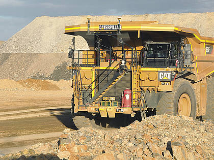 Ein für autonomen Betrieb nachgerüsteter Mining Truck. Autonome Baumaschinen sind schon im Bergbau im Einsatz.


