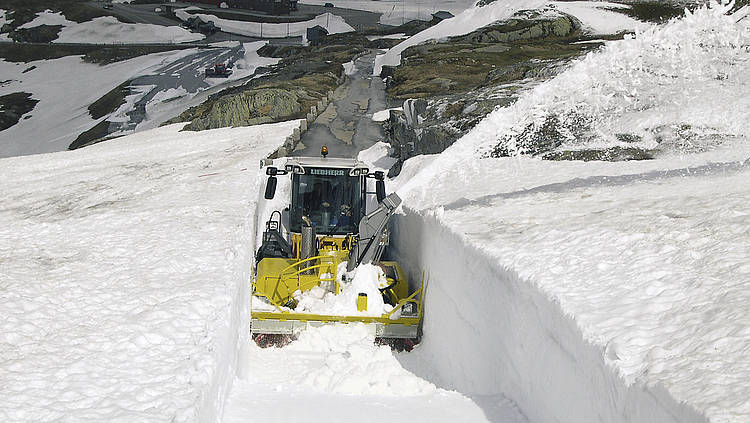 

Auch Radlader werden zum Winterdienst eingesetzt wie hier mit einem Zaugg-Monoblock, der dank der Hubarme den Schnee in der schmalen Schneise stufenweise abträgt.
