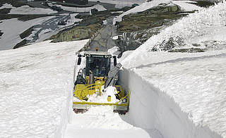 Auch Radlader werden zum Winterdienst eingesetzt wie hier mit einem Zaugg-Monoblock, der dank der Hubarme den Schnee in der schmalen Schneise stufenweise abträgt.
