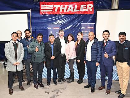 Dr. Deepak Mittal (5. v.l.), Geschäftsführer der ITL Group, und Manfred Thaler (Mitte), Inhaber von Thaler, besiegelten am 2. Dezember gemeinsam mit ihren Mitarbeitenden die Übernahme.