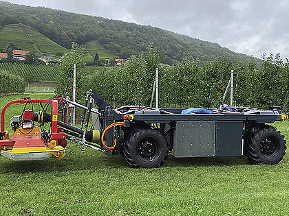 Der ELWOBOT auf den Versuchsflächen des LfULG in Pillnitz mit einem Mulcher im Frontanbau.
