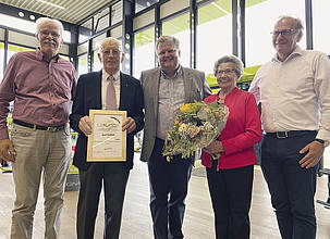 Freut sich über die Goldene Ehrennadel: Karl Duffner (2.v.l.) gemeinsam mit Leo Thiesgen, Ulf Kopplin, Maria Duffner und Dr. Michael Oelck (v.l.).