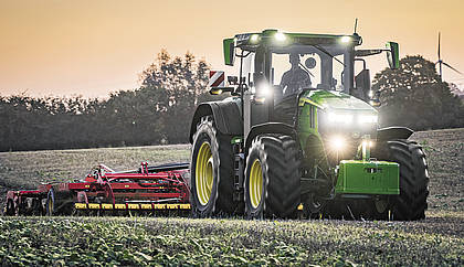 John Deere: Kompakte Traktoren jetzt auch stufenlos