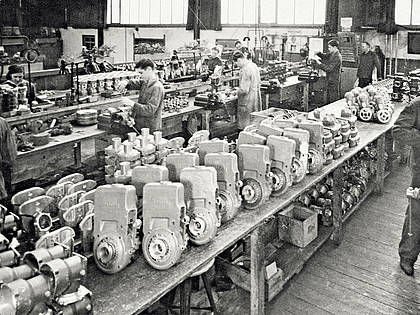 Stihl Maschinenfabrik in Bad Canstatt: Montage der Zweimannsäge BDKH in den 1930/40er Jahren.