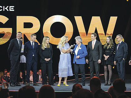 TV-Moderatorin Barbara Schöneberger führte gemeinsam mit den Geschäftsführern Hans-Peter Fricke und Holger Wachholtz sowie drei Generationen der Familie Fricke durch den Abend.