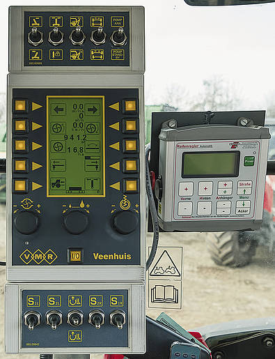 Steuergeräte für Gülleausbringung und Pumpeneinheit sowie die Reifendruckregelanlage in der Traktorkabine des Güllegespanns der Nates GmbH.