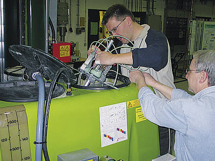 Gleichmäßig durchmischt? Lothar Oelmann (rechts) unterstützt beim Ziehen der Probe für den Rührwerkstest.