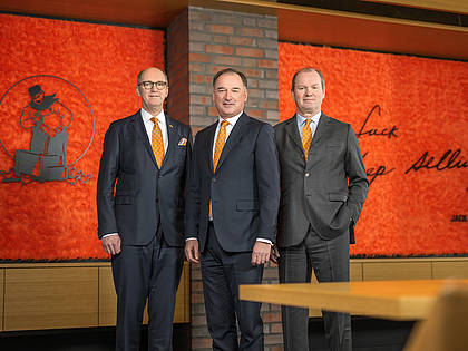 Dr. Frank Hiller (Mitte) als neuer Vorstandsvorsitzender bei Big Dutchman mit Bernd Meerpohl (li.) und Jürgen Steinemann, Vorsitzender des Big Dutchman-Aufsichtsrates.