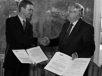 Stolz präsentieren Rektor Prof. Hans-Peter Liebig (rechts) und DLG-Präsident Carl-Albrecht Bartmer die unterschriebenen Verträge.