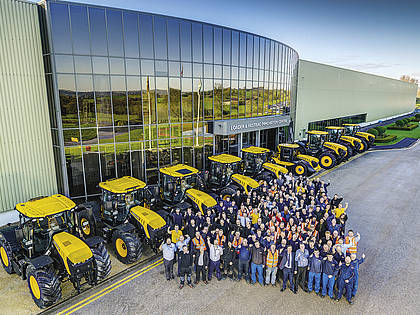 JCB WFT Special Edition Fastrac 4220 und 8330 Traktoren mit den am Guinessrekord beteiligten Personen und dem Fastrac Two.