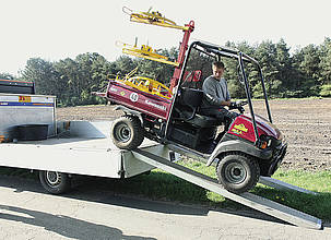 Das Team von Highland Stall & Weide transportiert das ATV Mule auf der Pritsche eines Transporters.