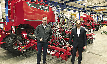 Niels Veltmann (links) und Hasan Kesek an der Montagestraße für Sämaschinen im Kverneland-Werk in Soest.