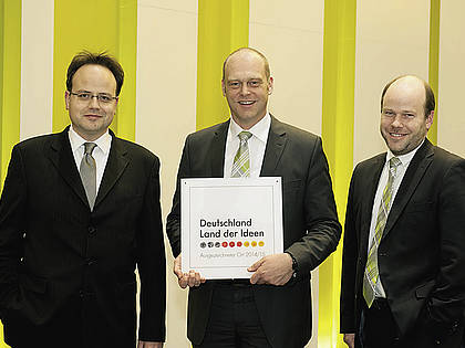 Thomas Böck (Mitte) und die beiden E-Systems Geschäftsführer Dr. Carsten Hoff (r.) und Christian Radons freuen sich über die aktuelle Auszeichnung als „Ausgezeichneter Ort im Land der Ideen“.