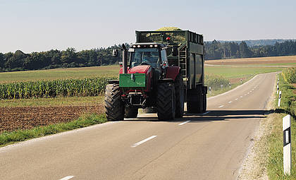 Verkehrsrecht: Landwirtschaftliche Fahrzeuge bis zu drei Metern Breite zulässig