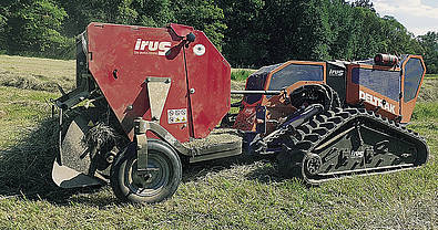 Irus hat neben seinen Raupen und Einachsern auch Technik für die Gras- und Heubergung im Portfolio – etwa eine kleine Rundballenpresse, die 20 bis 25 kg schwere Ballen produziert.