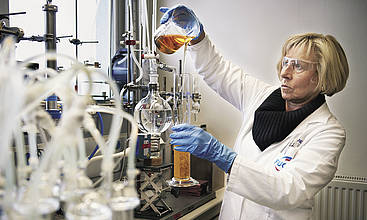 Eine Chemielaborantin der Firma Fuchs bei der Vorbereitung für einen Versuch.