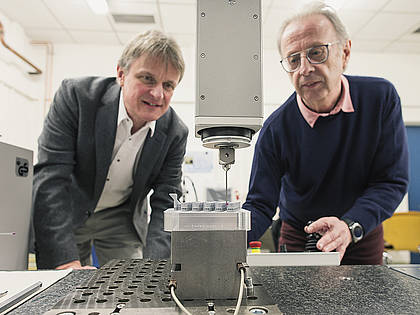 Die Feinbearbeitung ist Spezialität des Saarbrücker Fertigungstechnikers Professor Dirk Bähre (l.), hier mit dem technischen Mitarbeiter Stefan Wilhelm aus seiner Forschungsgruppe.
