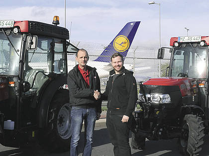 Alexander Schreiber (rechts) empfängt die beiden Quantum Traktoren am Frankfurt Airport von Holger Plottke, Verkaufsberater bei Case IH-Händler Landtechnik Binger, um künftig den Winterdienst auf dem Frankfurter Flughafen auszuführen.