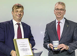 DLG-Präsident Hubertus Paetow überreicht Dr. Reinhard Grandke (rechts) die Auszeichnung.