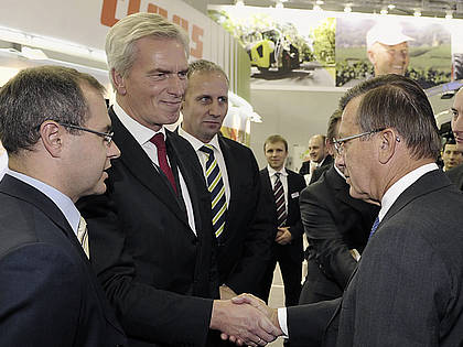 Dr. Hermann Garbers (2. von links) begrüßt Vizepremier Subkow.