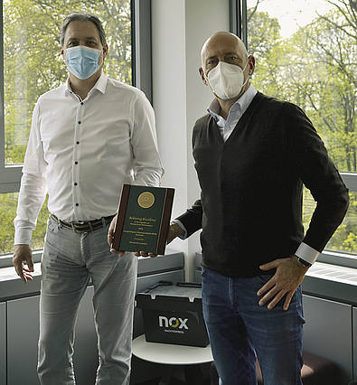 

Lothar Rosenkranz, COO, (li.), und Donald Pilz, CEO von nox NachtExpress, freuen sich über die Auszeichnung von John Deere.
