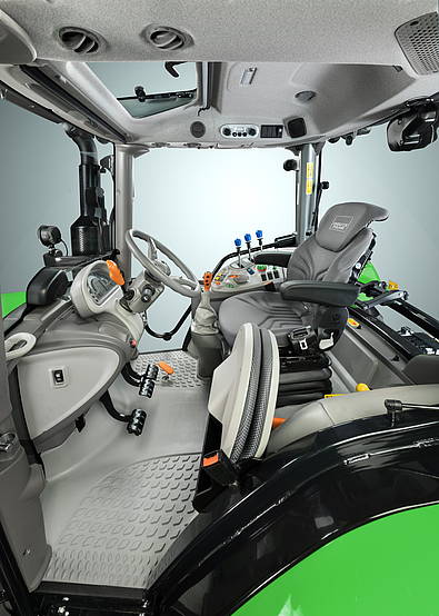 Zum Zubehör der neuen Top-Vision Kabine gehören die komplett einstellbare Lenksäule, der pneumatisch gefederter Fahrersitz, der klappbarer Beifahrersitz sowie das aufstellbare Freisichtdach.