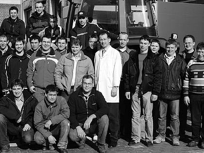 Die 22 jungen Landmaschinenmechanikermeister mit Fachbereichsleiter Joachim Bentele (Mitte), den beiden Lehrmeistern Franz Baumgartner (3.v.r.) und Michael Mayr (2.v.r.) sowie den Hauptabteilungsleiter des BTZ Augsburg, Egon Herzig (ganz rechts).