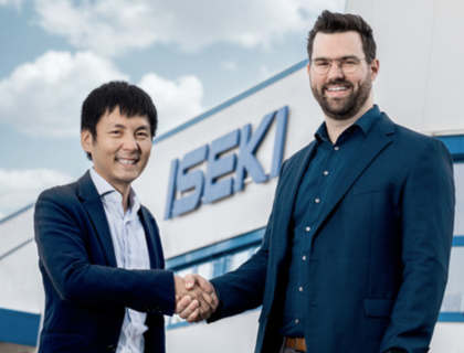 Der Geschäftsführer von Iseki-Maschinen, Martin Hoffmann, (re.) begrüßt seinen neuen Partner in der Geschäftsführung, Takaomi Fukuta, den Leiter des Iseki-Europa-Hauptquartiers.