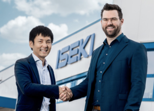 Der Geschäftsführer von Iseki-Maschinen, Martin Hoffmann, (re.) begrüßt seinen neuen Partner in der Geschäftsführung, Takaomi Fukuta, den Leiter des Iseki-Europa-Hauptquartiers.