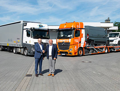 Übernahme besiegelt: Ingo Schreiber (Mitglied des Vorstands L.I.T.) (li.), und Joachim Fehrenkötter (Geschäftsführer von Fehrenkötter Transport & Logistik) freuen sich auf eine gemeinsame Zukunft in der L.I.T. Unternehmensgruppe.