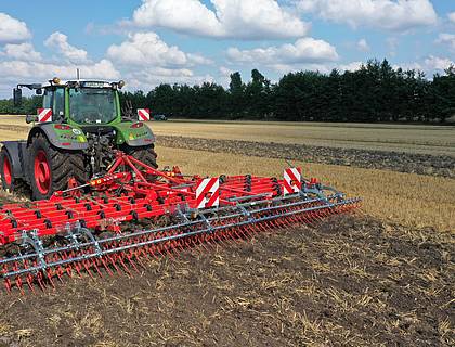 Die Güttler Großfederzinkenegge SuperMaxx 70-7 BIO bei der flachen Stoppelbearbeitung nach der Getreideernte.