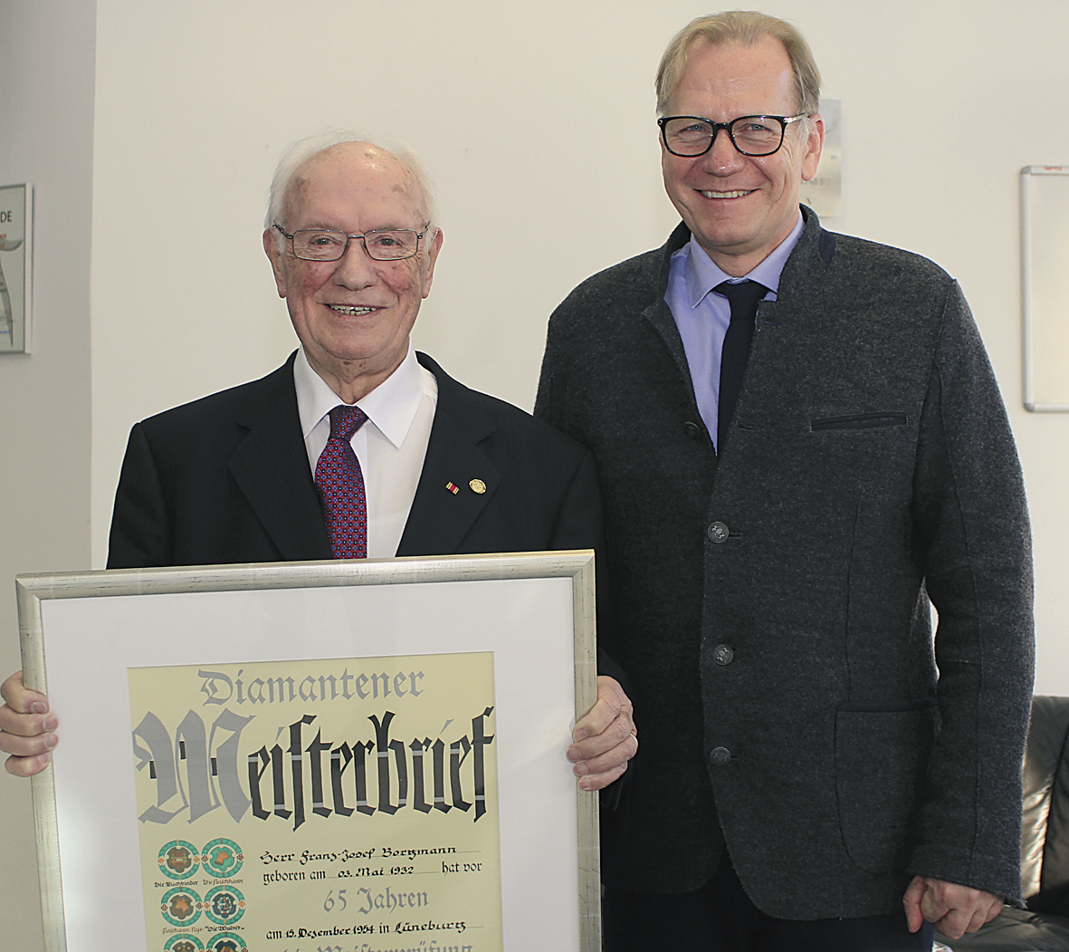 Dr. Michael Oelck gratuliert Franz-Josef Borgmann zum 65-jährigen Meisterjubiläum.